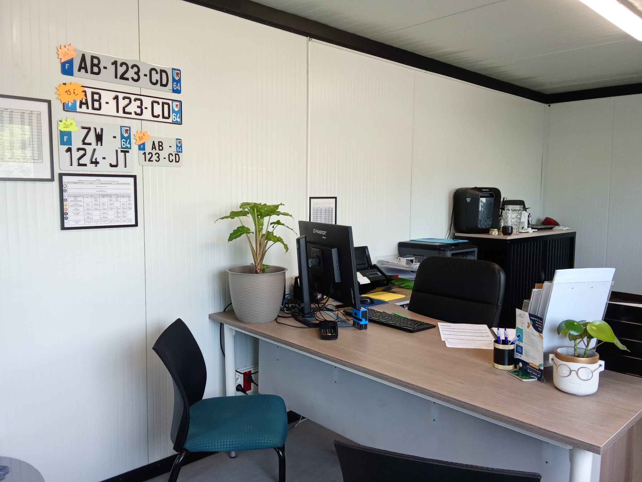 Un bureau pensé pour les services d'immatriculation, entourée de commerces, dotée d'un grand parking créant une atmosphère accueillante et professionnelle pour les clients